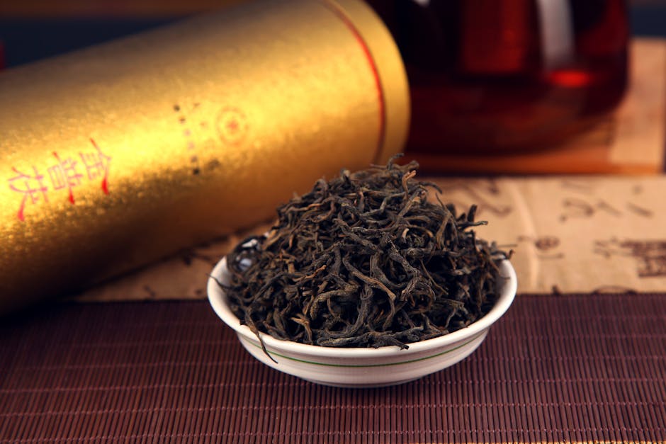 Foglie di tè nero premium in una composizione tradizionale