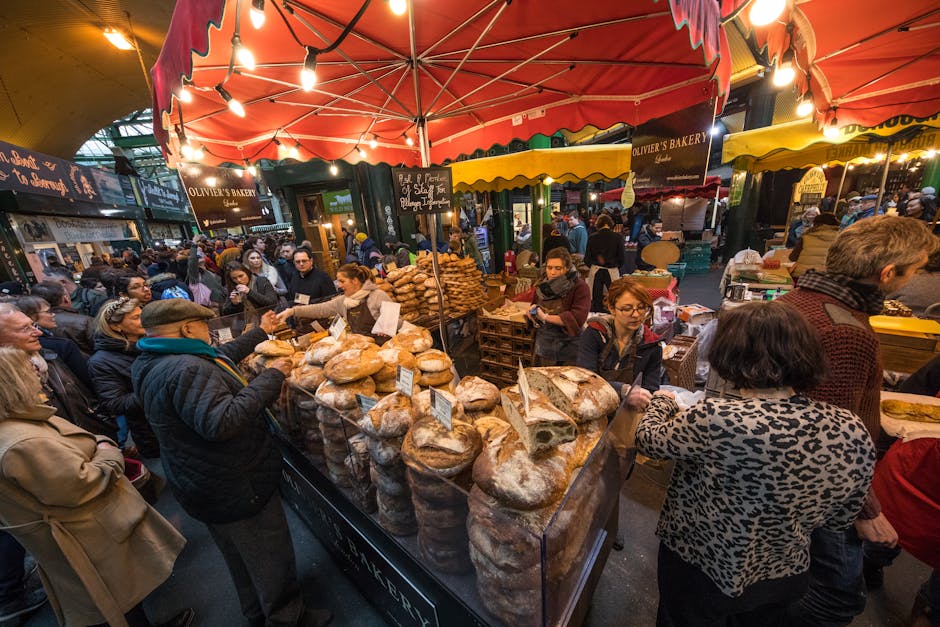 Folla al Borough Market di Londra tra banchi di prodotti artigianali