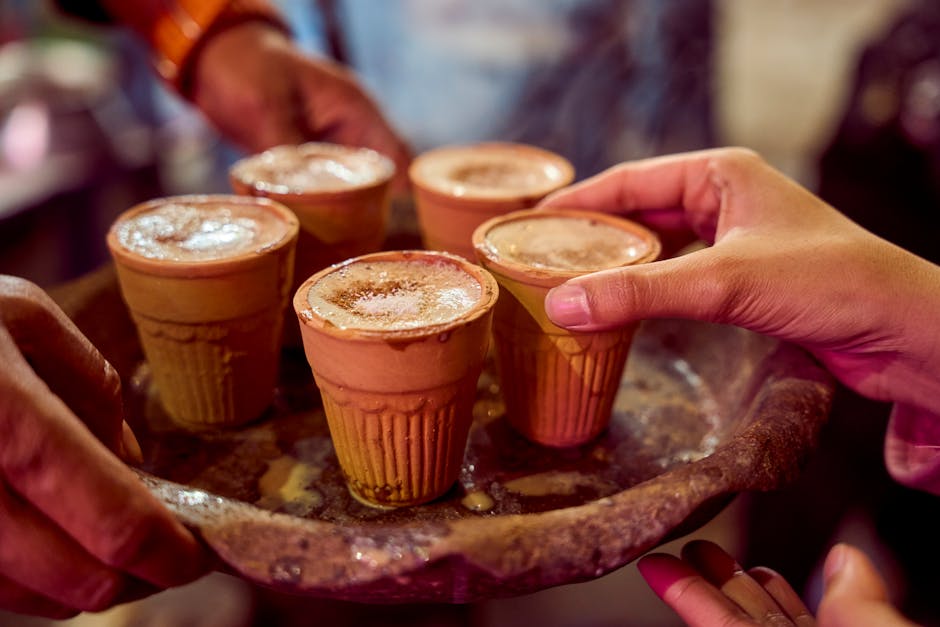Nelle stazioni di Mumbai, il chai si beve in tazze di argilla e non ha bisogno di ricette scritte.