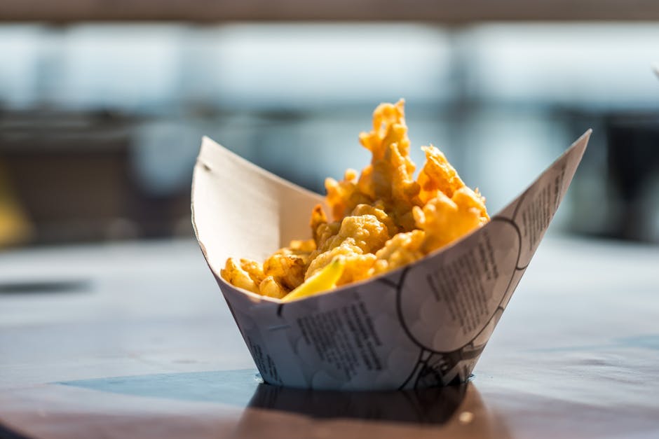 Fish and chips croccante servito nella carta tradizionale